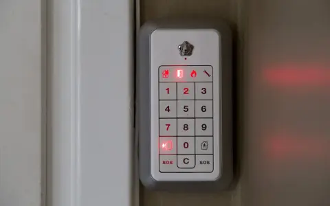 Verisure larma på med kod. En vit panel med siffror och symboler lyser rött.