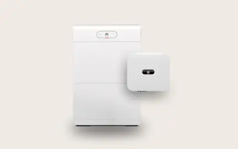 Vit Huawei Luna 15 kWh batterilagringssystem med en inverter.