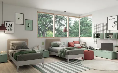 Cameretta con 2 letti singoli, decorazioni a tema videogiochi e un'ampia finestra con vista sul verde.