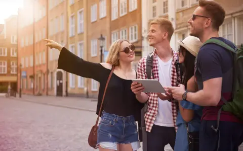 Grupa przyjaciół zwiedza urokliwe uliczki, planując dalszą podróż po uniwersytety w Polsce.