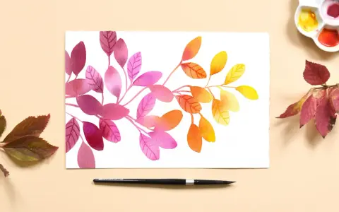 Aquarelle feuilles aux teintes roses, oranges et jaunes, évoquant l'automne. Une palette de couleurs et un pinceau sont disposés à côté.