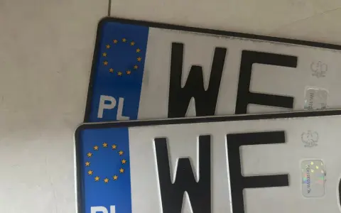 Dwie polskie tablice rejestracyjne z literami "WF" i unijnym symbolem.