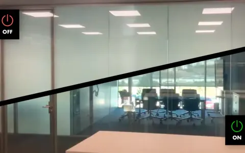 La lámina cristal inteligente cambia de opaca a transparente, mostrando una sala de reuniones.