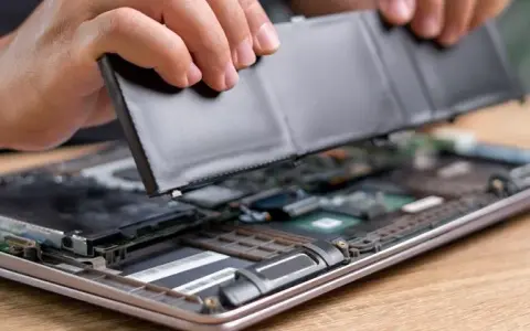 Jak naprawić baterię w laptopie i przywrócić jej pełną wydajność