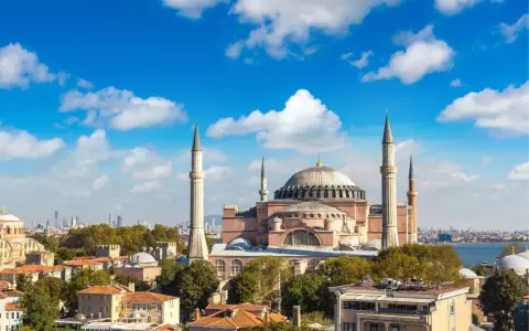 Majestatyczna Hagia Sophia, symbol europejskiej części Turcji, góruje nad Stambułem.