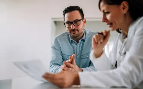 Lekarz omawia z pacjentem wyniki badań, wyjaśniając możliwe przyczyny niepokojących objawów, takich jak akatyzja.