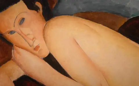 Modigliani peinture : un portrait de femme aux traits allongés, la tête appuyée sur son bras, dans une pose languide.