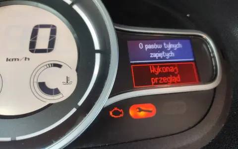 Pomarańczowy kluczyk kontrolka renault świeci się, informując o konieczności wykonania przeglądu. Na wyświetlaczu widać też informację o tylnych pasach.
