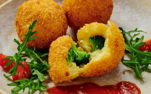 Chrupiące kulki ziemniaczane z brokułami w panierce panko. Pyszne, co to za danie?