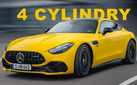 Żółty Mercedes-AMG GT 43 z napisem "4 CYLINDY" na tle szarego, rozmazanego tła.