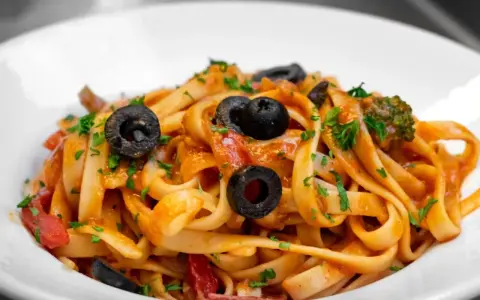 Kaloryczność spaghetti: Jak jeść ulubiony makaron i nie tyć?
