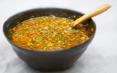 En skål med färsk chimichurri, redo att användas till grillat. Ett perfekt chimichurri recept!