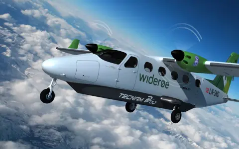 Ein zweimotoriges Flugzeug mit dem Schriftzug "widerøe" und "TECNAM VOLT" fliegt über Wolken. Dies ist ein Beispiel für zukünftige Elektroflugzeuge.