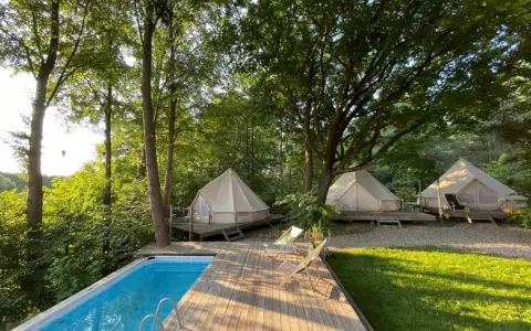 Relaks w otoczeniu natury. Luksusowy glamping nad jeziorem z basenem i namiotami typu bell. Idealne miejsce na wypoczynek.
