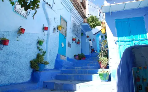 Chefchaouen warum blau? Die blaue Stadt mit ihren blauen Treppen und Häusern, geschmückt mit bunten Blumentöpfen, lädt zum Entdecken ein.
