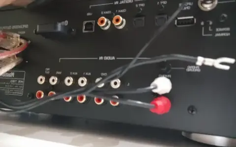 Złącza wzmacniacza, w tym wejścia RCA i USB. Podłączanie uziemienia gramofonu do zacisku GND zapewni czysty dźwięk.