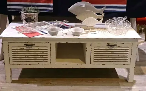 Mesa auxiliar estilo vintage, ideal para aprender como decapar un mueble y darle un toque náutico.