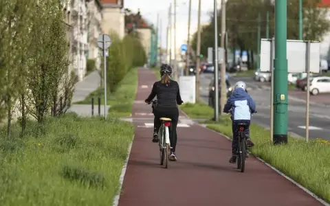 Dwie osoby na rowerach jadą nowymi trasami rowerowymi w Tychach.