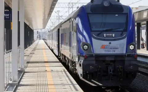 Nowoczesny pociąg PKP Intercity EU160-016 na peronie, gotowy do podróży z Warszawy do Łodzi.