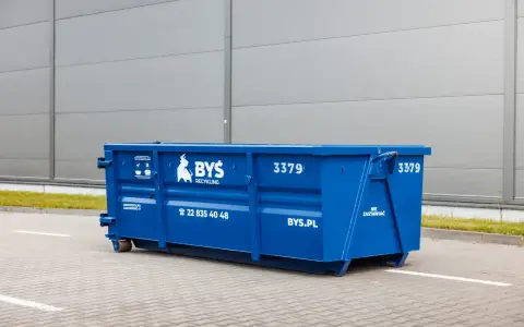 Potrzebujesz kontenera na śmieci? Zadzwoń pod numer 22 835 40 48 lub odwiedź BYS.PL. Duży, niebieski kontener BYŚ RECYKLING czeka na Twoje odpady.