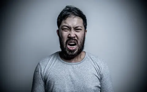 Choroby psychiczne a objawy agresji: zrozumienie przyczyn i skutków