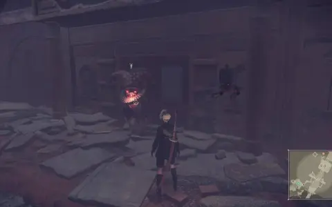 2B walczy z potworem w jaskrawej czapce błazna. Ten obraz to fragment poradnika Nier Automata.