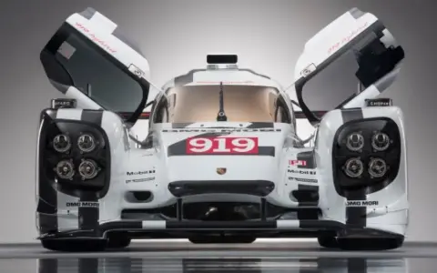 El Porsche 919 Hybrid, con sus puertas abiertas, muestra su diseño futurista y su número de carrera.