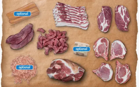 Verschiedene Fleischstücke, darunter Bratwürste, Speck, Rindersteaks und Schweinekoteletts. Der **Sattelschwein Geschmack** ist hier vielfältig zu erleben.