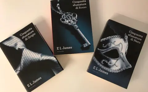 I tre volumi di "Cinquanta sfumature" di E. L. James: Grigio, Rosso e Nero, pronti per esplorare ogni sfumatura.