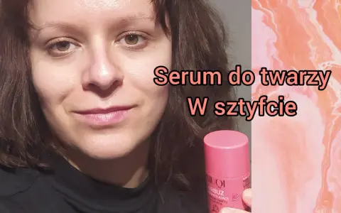 Kobieta trzyma różowy sztyft z serum do twarzy. Tekst na zdjęciu: "Serum do twarzy w sztyfcie".