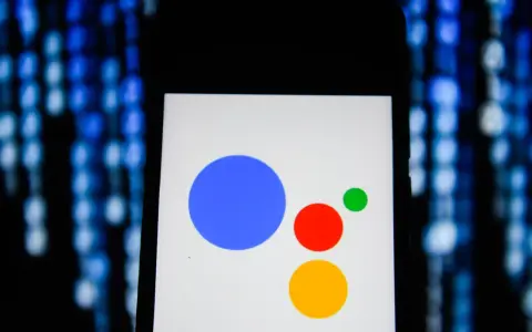 Smartphone-Display mit Google Assistant Logo. Anleitung zum google assistant deaktivieren.