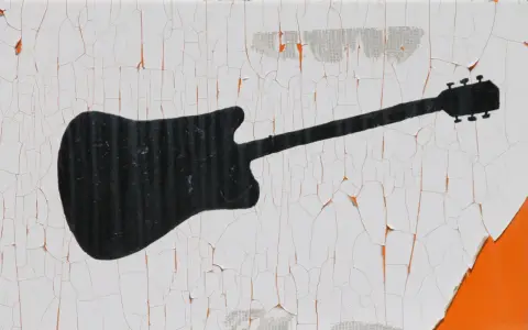 Czarna sylwetka gitary elektrycznej na białym, popękanym tle. Wyobraź sobie rockowy koncert i wirtuoza grającego na tym instrumencie.