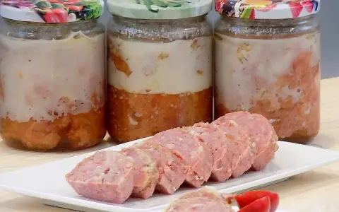 Swojska kiełbasa w słoikach, gotowa do spożycia. Przepis na domową wędlinę, która zachwyci smakiem.