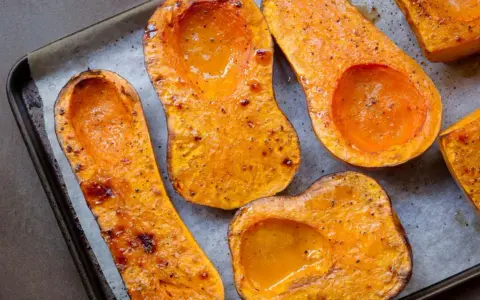 Mitades de calabaza asada, doradas y jugosas, listas para convertirse en un delicioso puré de calabaza.