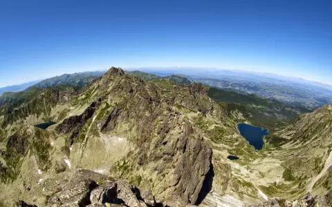 Widok z grani na szlak turystyczny na Kozi Wierch. W dole jeziora i dolina.