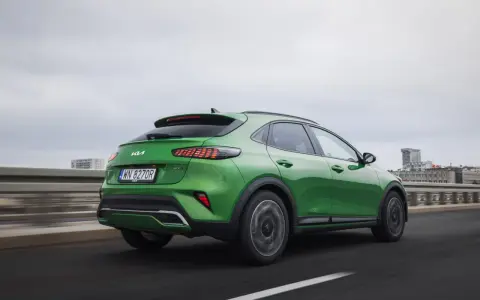 Zielony Kia XCeed na drodze. Sprawdź aktualną kia xceed cena i wybierz swój wymarzony samochód.