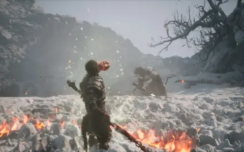 Enemigo en la nieve, con Wukong de Black Myth preparándose para atacar.