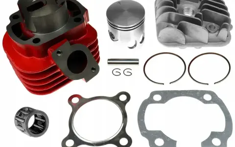 Zestaw do tuningu skutera 2t: czerwony cylinder, tłok, głowica, pierścienie, sworzeń, łożysko i uszczelki.