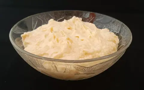 Crème d'amande facile et rapide, une texture onctueuse dans un bol en verre. Parfait pour un dessert express.
