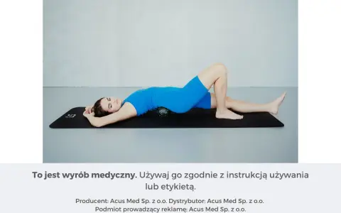 Kobieta leży na macie z piłką do masażu pod plecami. Dowiedz się, jak używać piłki do masażu dla ulgi.