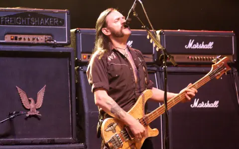 Lemmy Kilmister, geboren in den 1940ern, rockt die Bühne mit seiner Bassgitarre vor Marshall-Verstärkern.