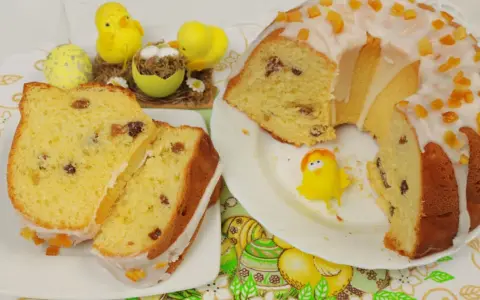 Babka drożdżowa przepis babci, puszysta, z rodzynkami i lukrem, ozdobiona kandyzowaną skórką pomarańczową. Idealna na Wielkanoc.