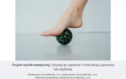 Stopa na piłce do masażu, łagodząca objawy rozcięgna podeszwowego.