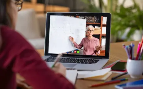 Nauka zdalna w Polsce: Kiedy i dlaczego szkoła przechodzi na online?