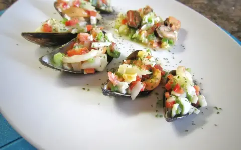 Mejillones a la vinagreta, una delicia fresca con tomate, cebolla y huevo picado.