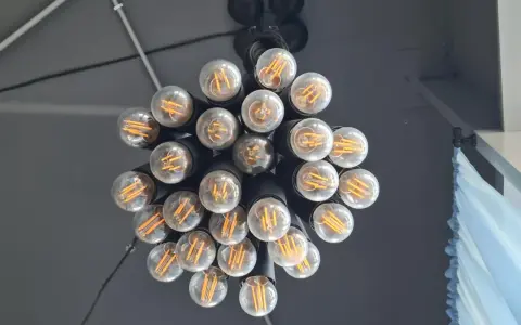 Nowoczesny żyrandol z 6 żarówkami LED. Dowiedz się, jak podłączyć żyrandol na 6 żarówek, by stworzyć stylowe oświetlenie.