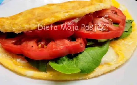 Omlet bez ubijania z pomidorami i sałatą. Szybkie i zdrowe śniadanie.