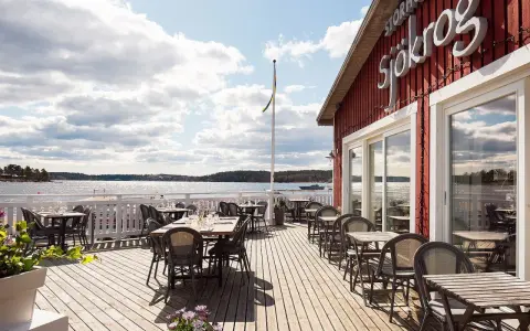 Välkommen till en restaurang vid vattnet i Stockholm! Njut av utsikten över skärgården från en av de många borden på trädäcket.