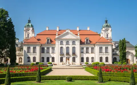 Pałac Zamoyskich w Kozłówce, z okazałym ogrodem i kwitnącymi różami, prezentuje się majestatycznie.