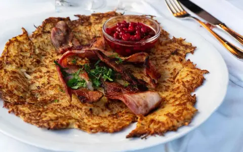 Råraka med knaperstekt bacon, lingon och persilja. En klassisk husmanskost i Stockholm som smakar ljuvligt.